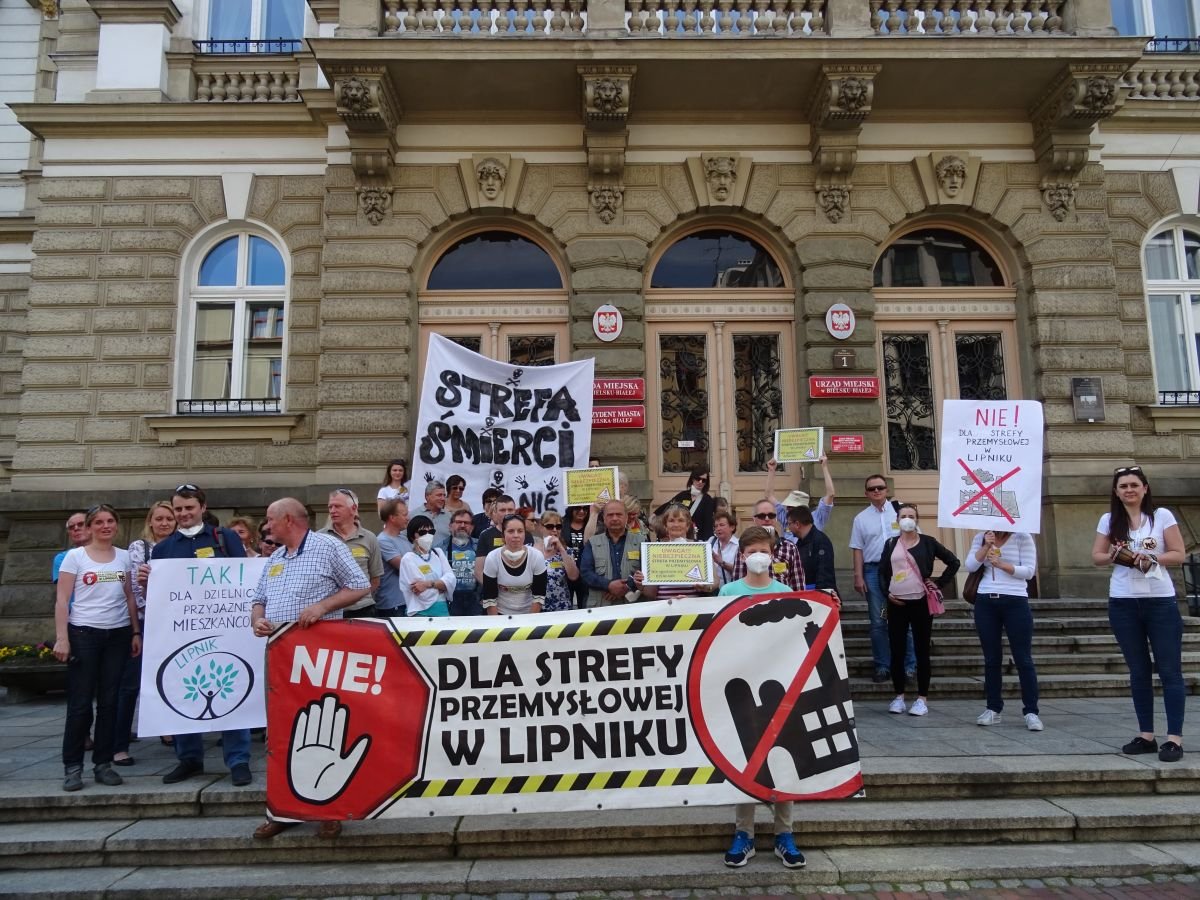 Protest pod urzędem miejskim