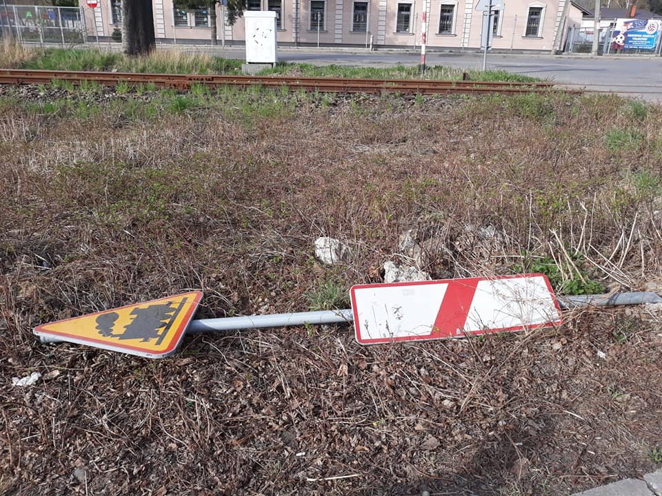 Zniszczyli znaki drogowe