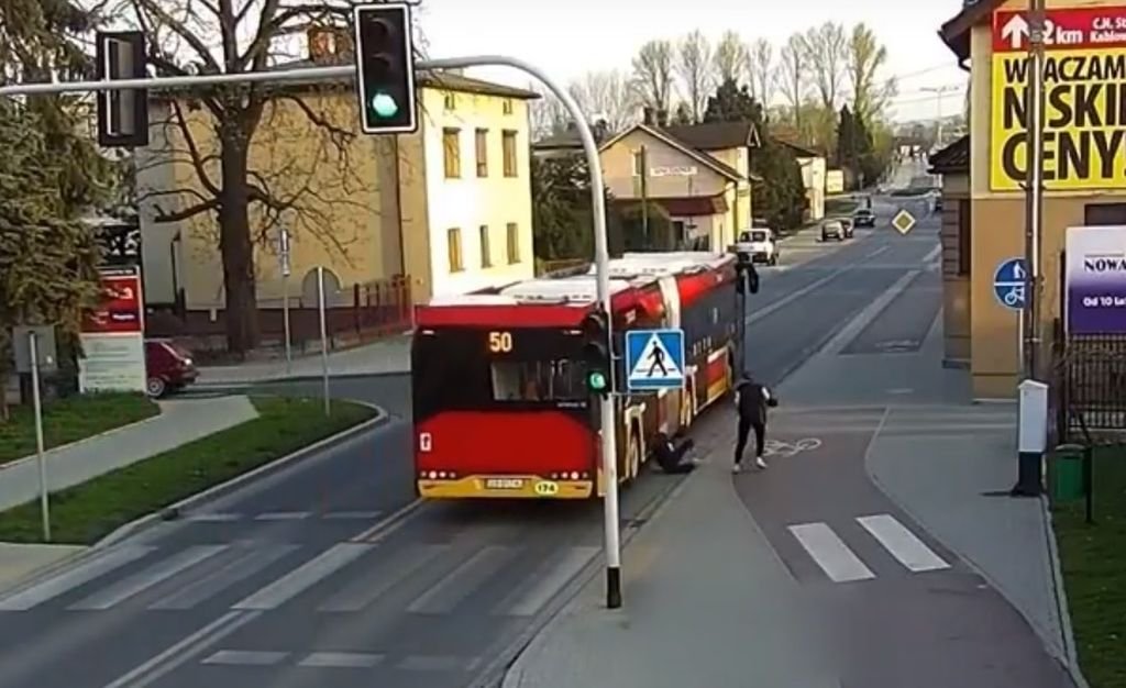 Popchnęła koleżankę. Grozi jej surowsza kara? WIDEO