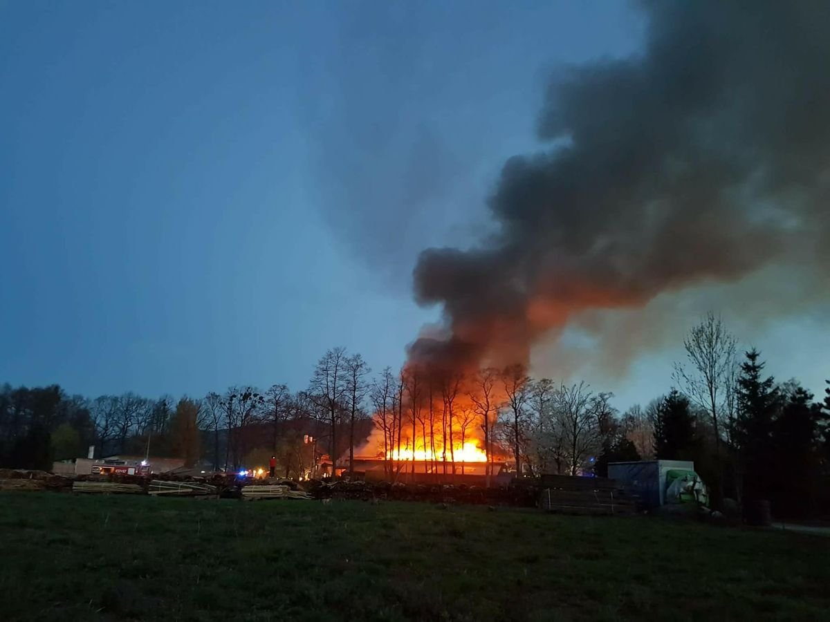Groźny pożar. Słup dymu widać z daleka AKTUALIZACJA