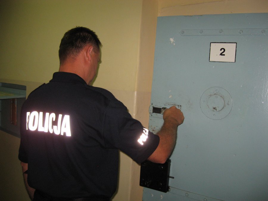 Rzucił się na sąsiada z siekierą