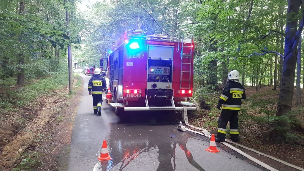 Kilkanaście wozów na drodze do zapory