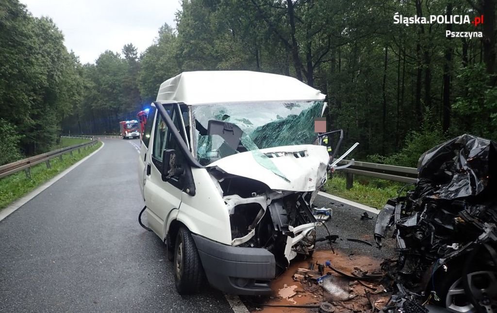 Zderzenie busa z osobówką. AKTUALIZACJA