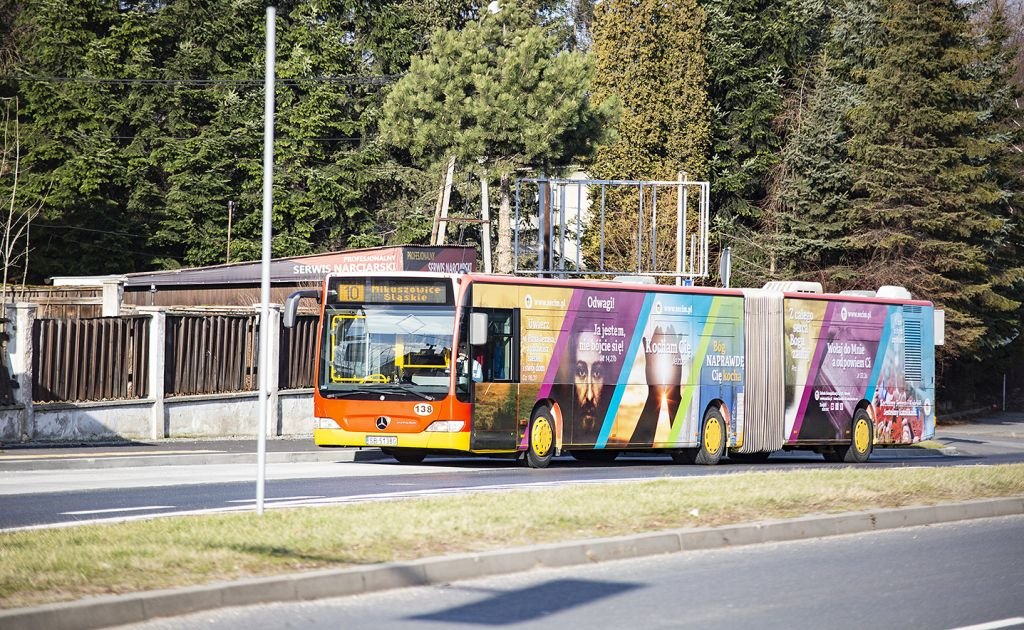 Na autobusie tylko pozytywne hasła. Widzieliście ten pojazd?