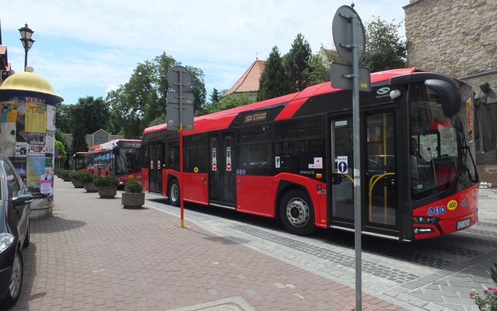 Mniej autobusów. Pociągi kursują bez zmian