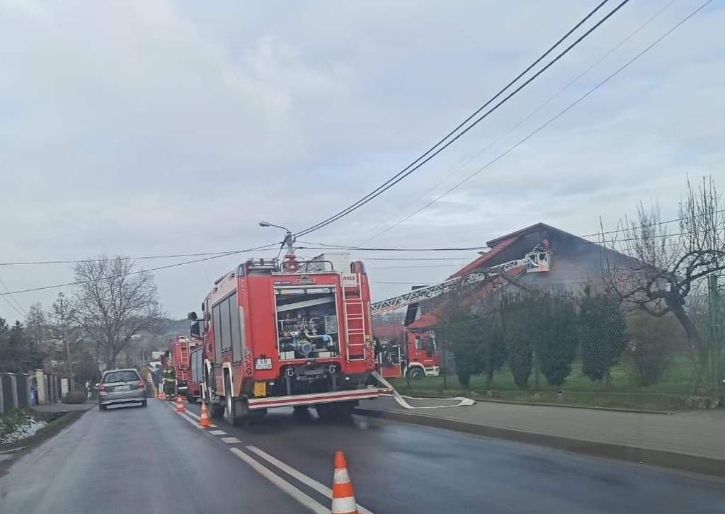 Pożar garażu. Na miejscu działało 8 zastępów