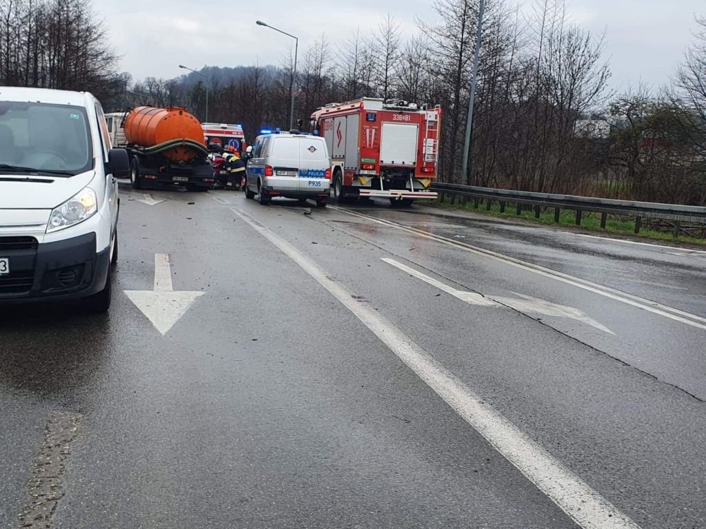 Ciężarówka z "osobówką". Zderzenie w Świętoszówce [AKTUALIZACJA]