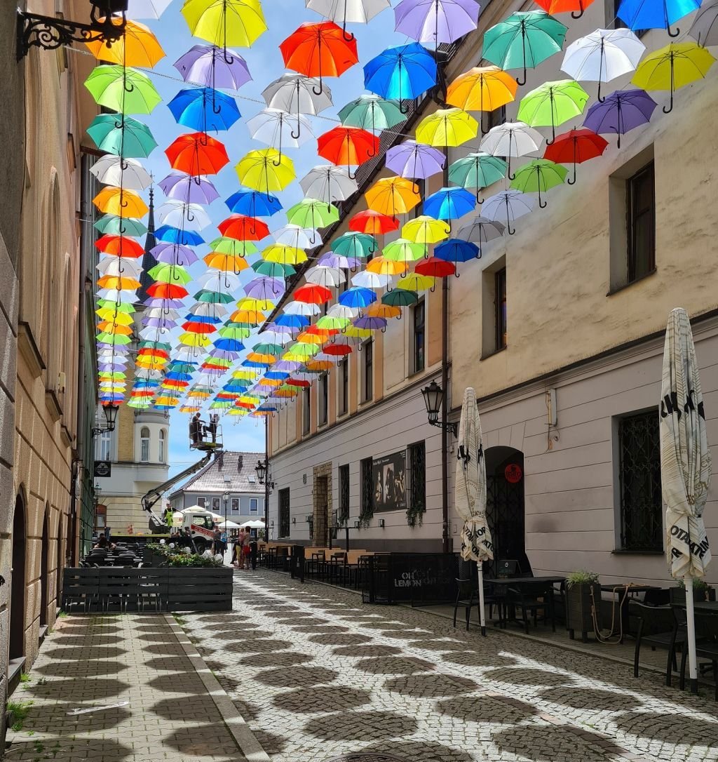 Parasolki nad ulicą!