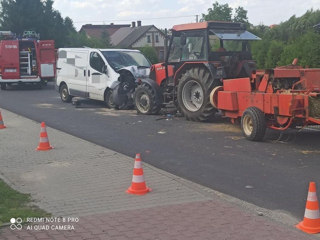 Bus zderzył się z ciągnikiem. Lądował LPR [AKTUALIZACJA]