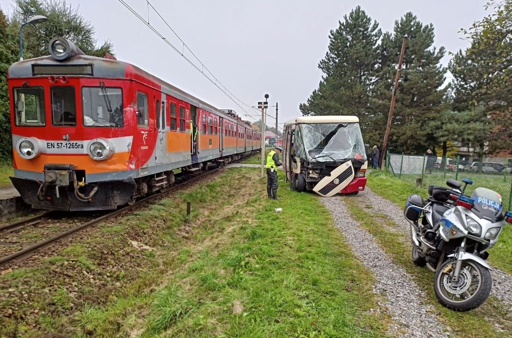 Autobus zderzył się z pociągiem ATUALIZACJA