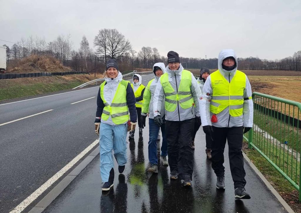 Wieje wiatr, pada deszcz. A oni idą