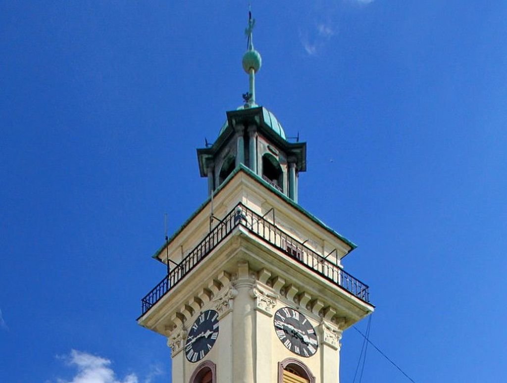 Na linach na szczyt ratusza