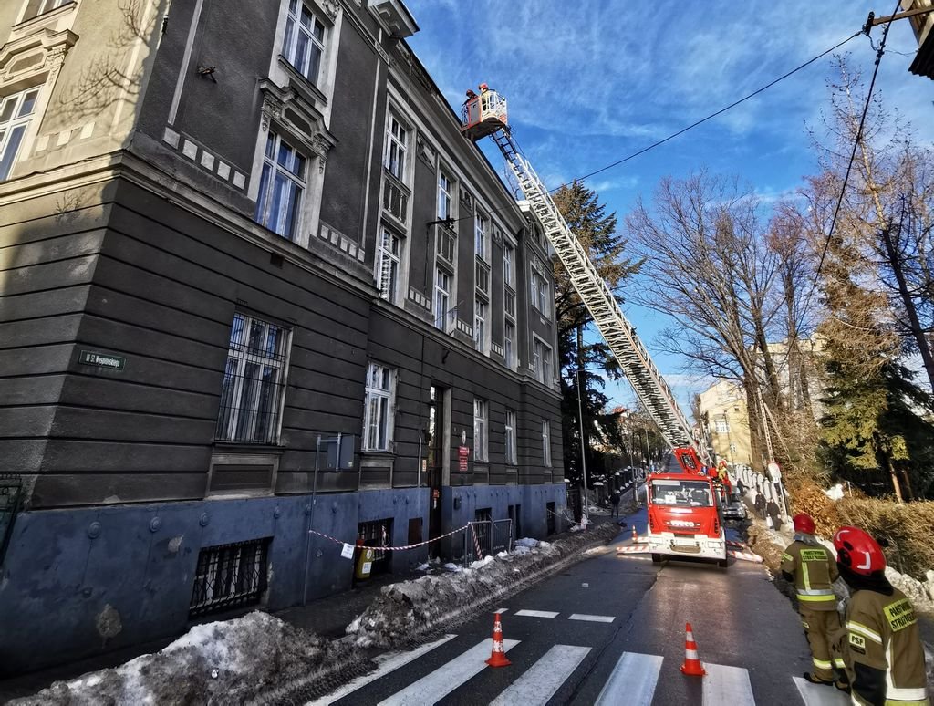 Śnieg z dachu spadł na nastolatkę AKTUALIZACJA