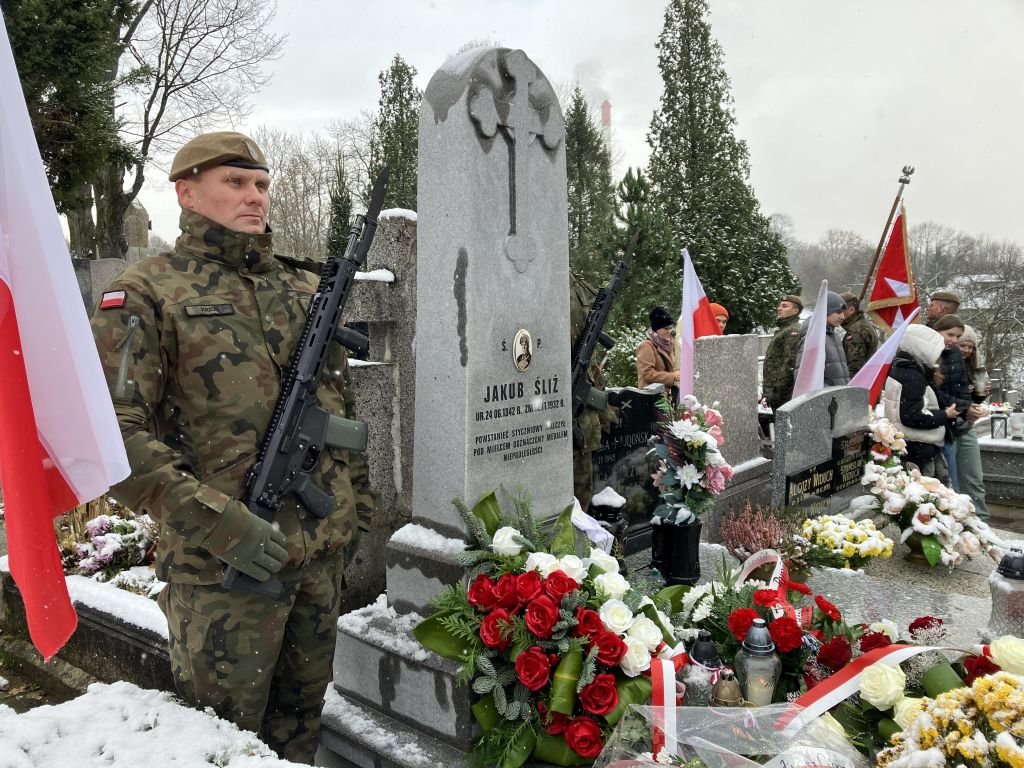 Nagrobek powstańca, pamięć o granatowym policjancie