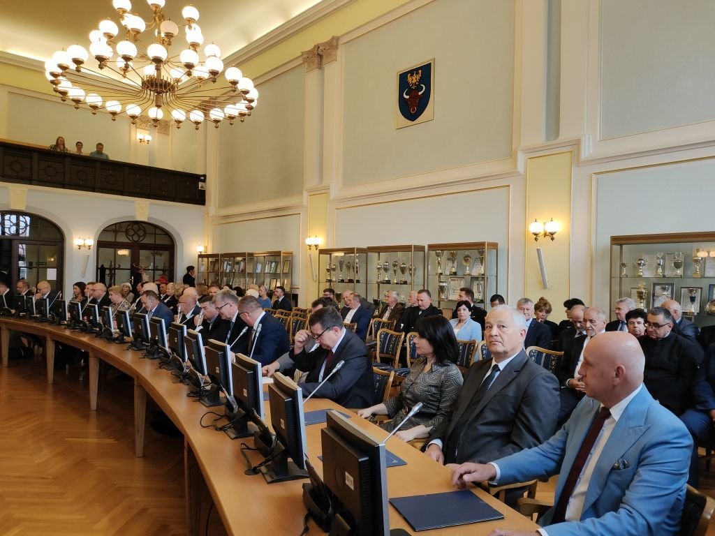 Procentowo w dół, kwotowo w górę