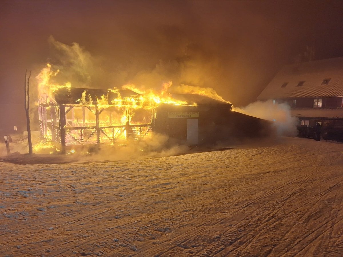 Pożar przy schronisku! Ewakuowano 22 osoby