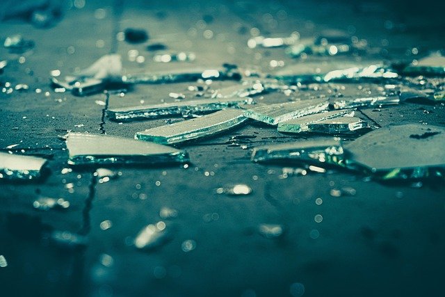 Włamywacz Poranił Się Na Własnoręcznie Wybitej Szybie