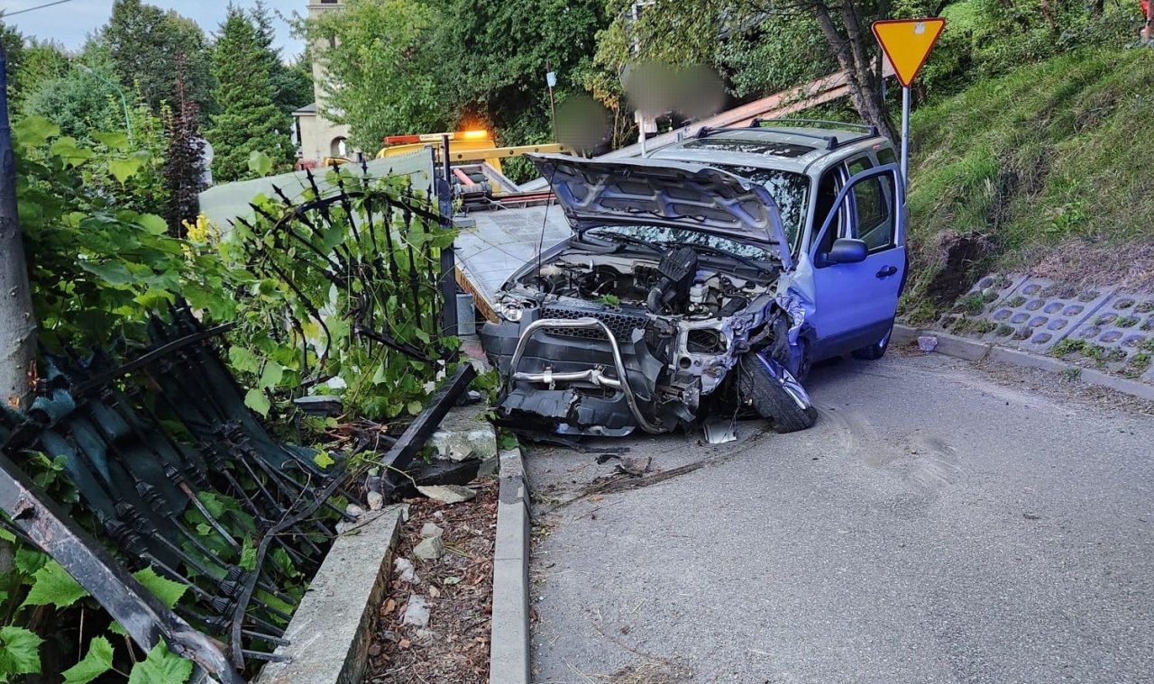 Auto Zakończyło Jazdę Na Ogrodzeniu