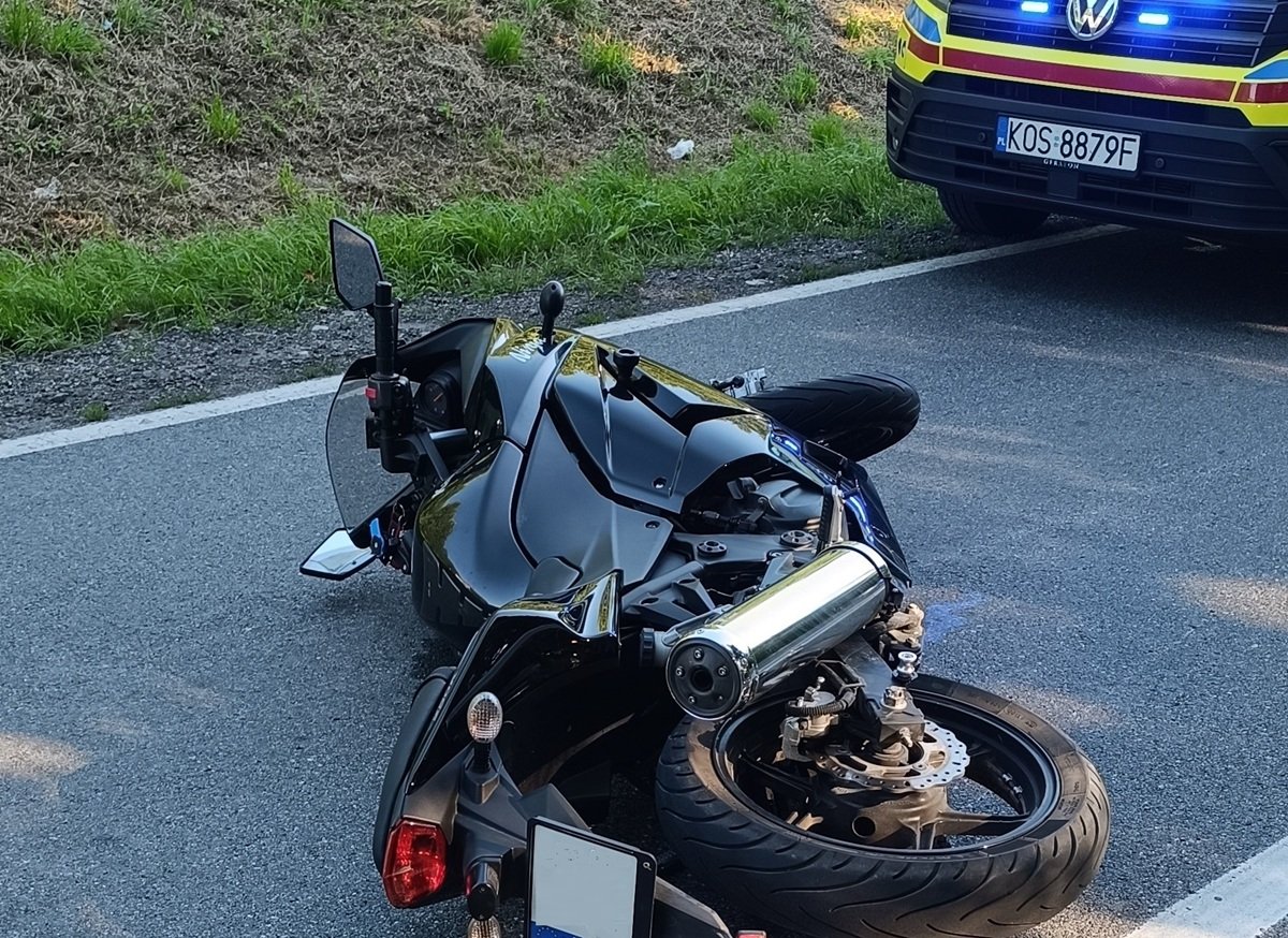 Motocyklista „położył” pojazd. Rowerzysta z potłuczeniami