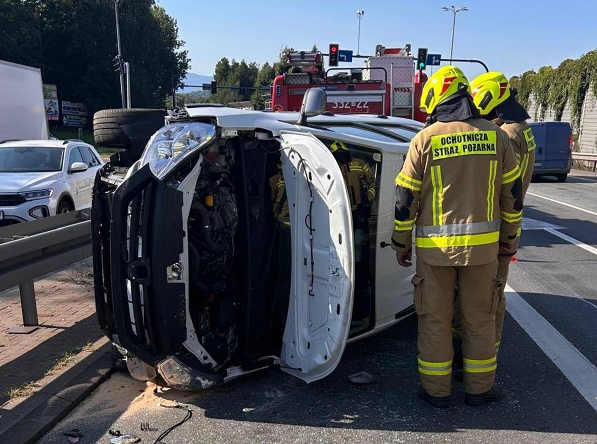 Auto Przewróciło Się Na Bok Na Dk1. Kierująca Wytłumaczyła Powód Manewru