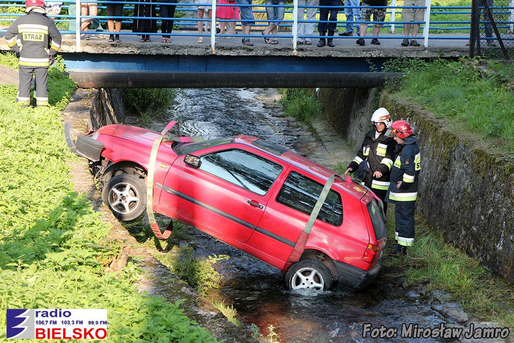 Auto w korycie rzeki!