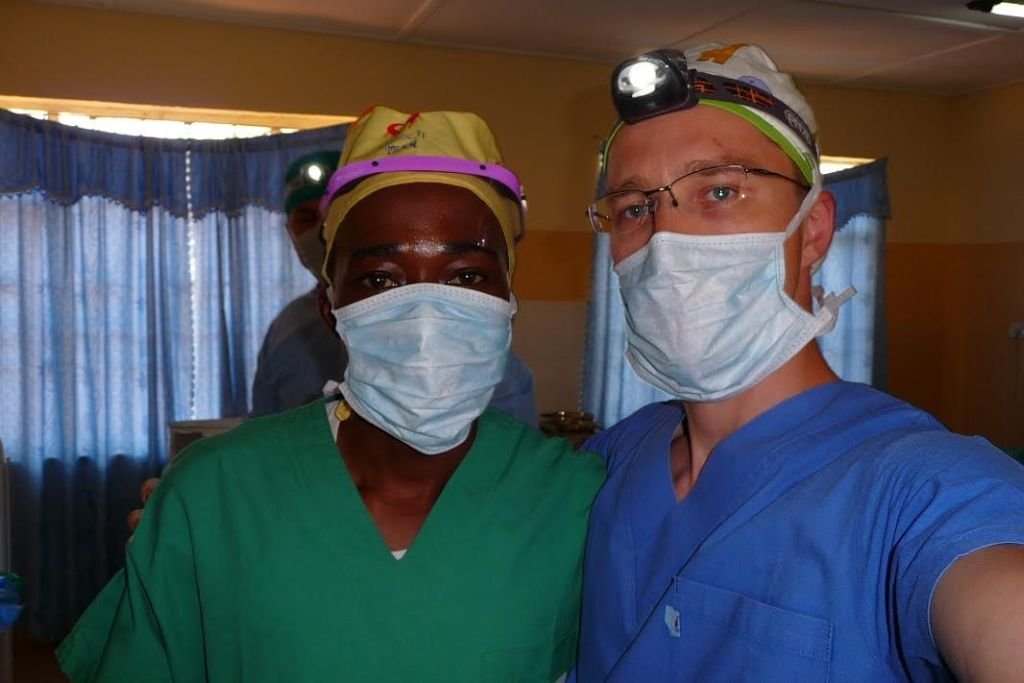Bielski chirurg operuje w Tanzanii