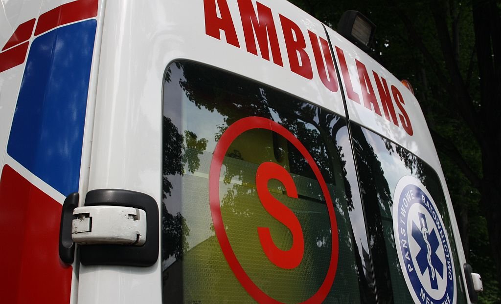 Na S52 dachował samochód