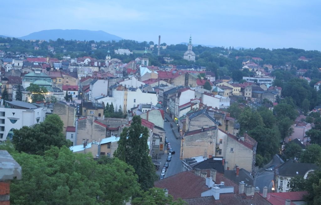 Tiry Rozjeżdżają Zabytkowe Miasto 