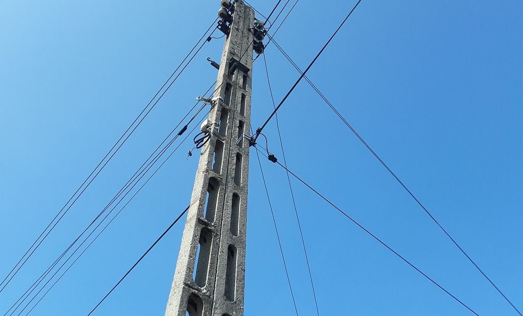 Zwarcie instalacji. Miasto pozostaje bez prądu
