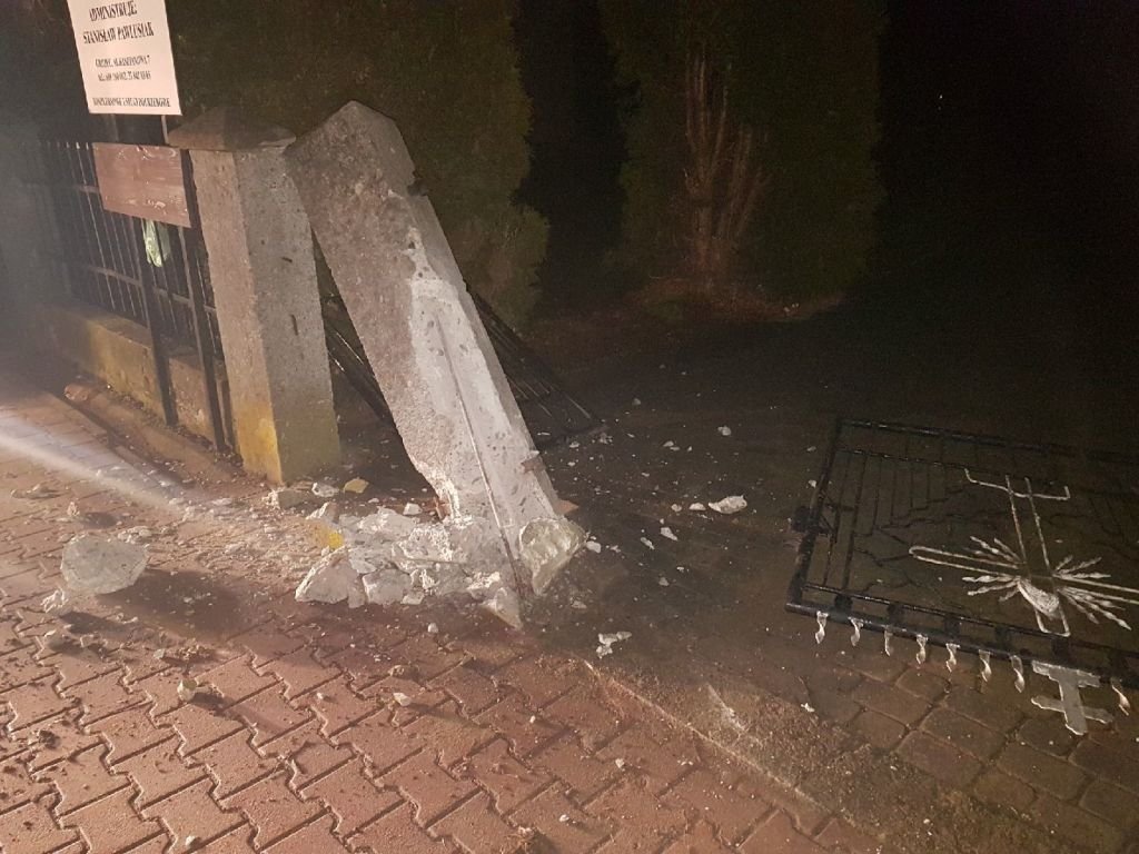 Kto zniszczył bramę cmentarza?