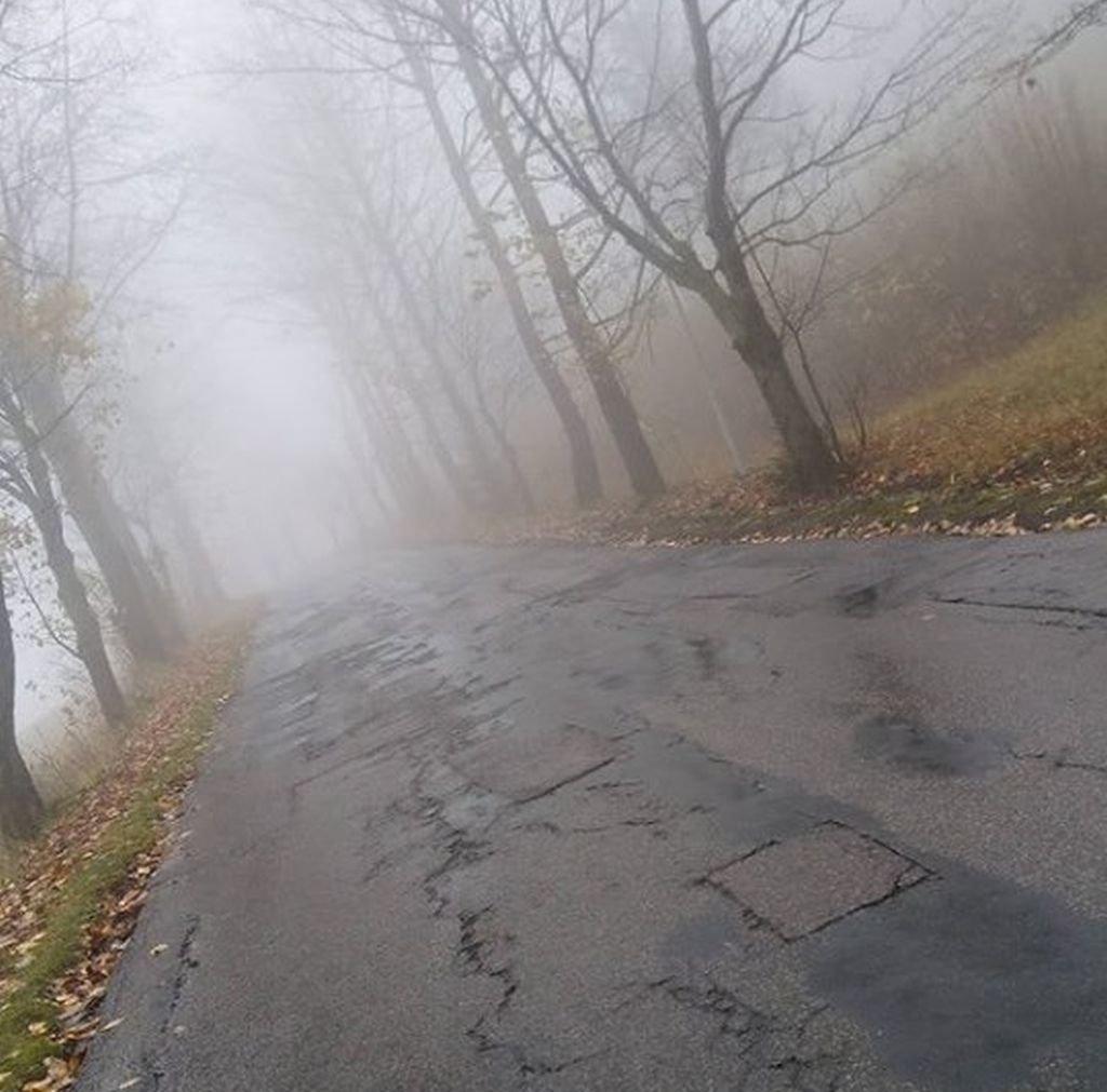 Droga się sypie. Uda się wyremontować?
