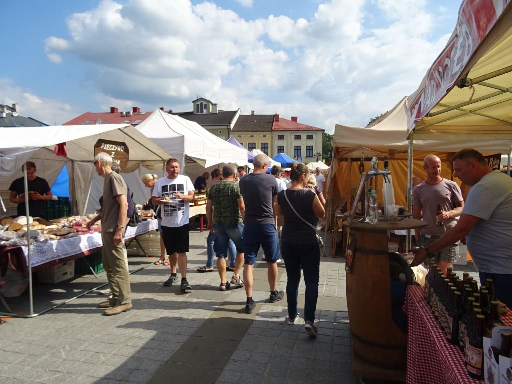 Jarmark trwa. Rynek tętni życiem!