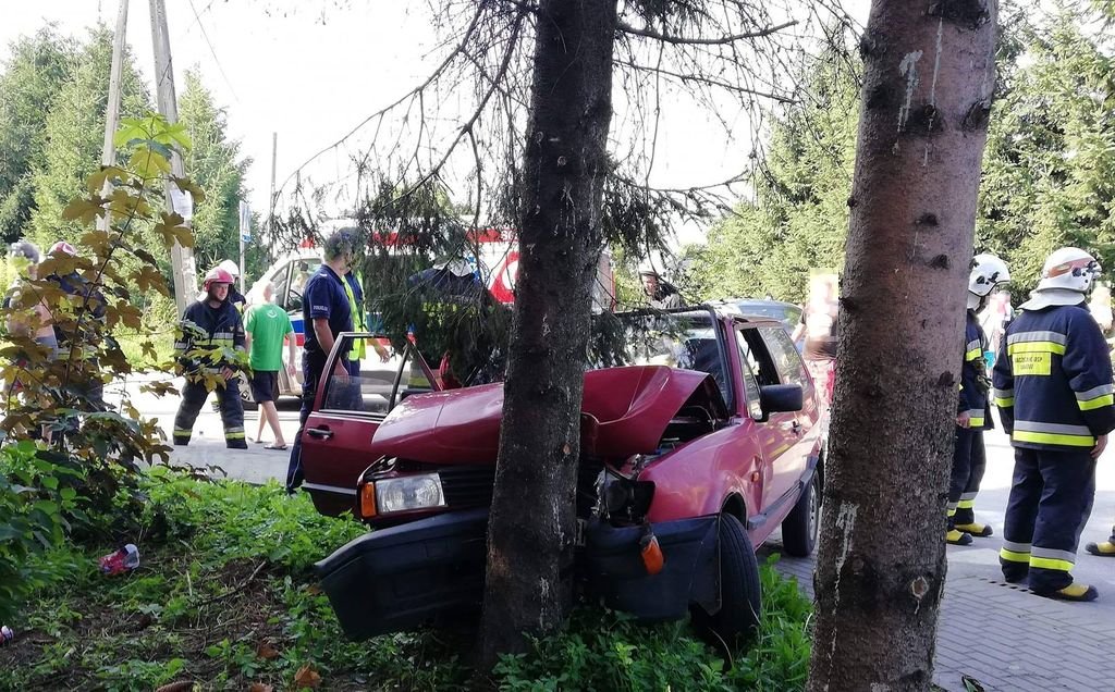 Samochód wbił się w drzewo. 4 osoby ranne