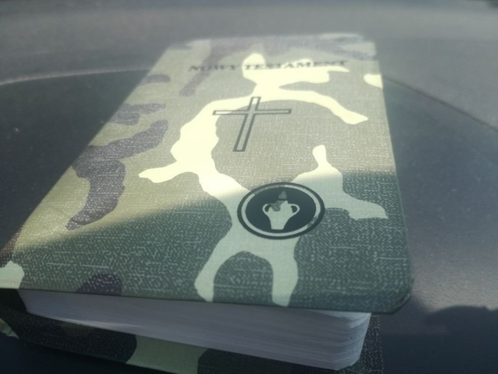 Biblia dla policjantów? W sieci zawrzało