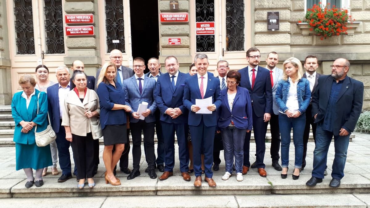 WYBORY. Bratobójcze starcie i zaskakujące transfery