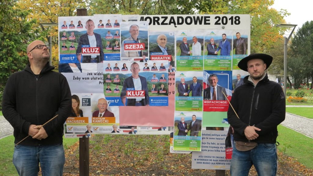 HIT INTERNETU. Uczą kandydatów wieszania… plakatów