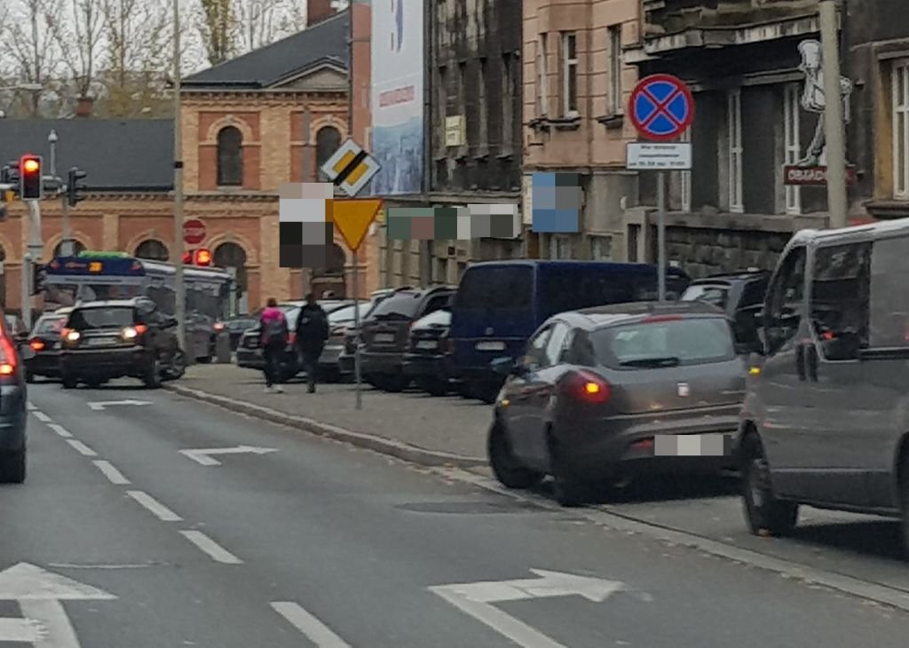 Próbował napaść na bank. Trwa obława