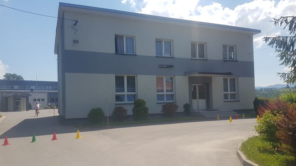 Nie mogą chodzić w krótkich spodenkach w szkole?