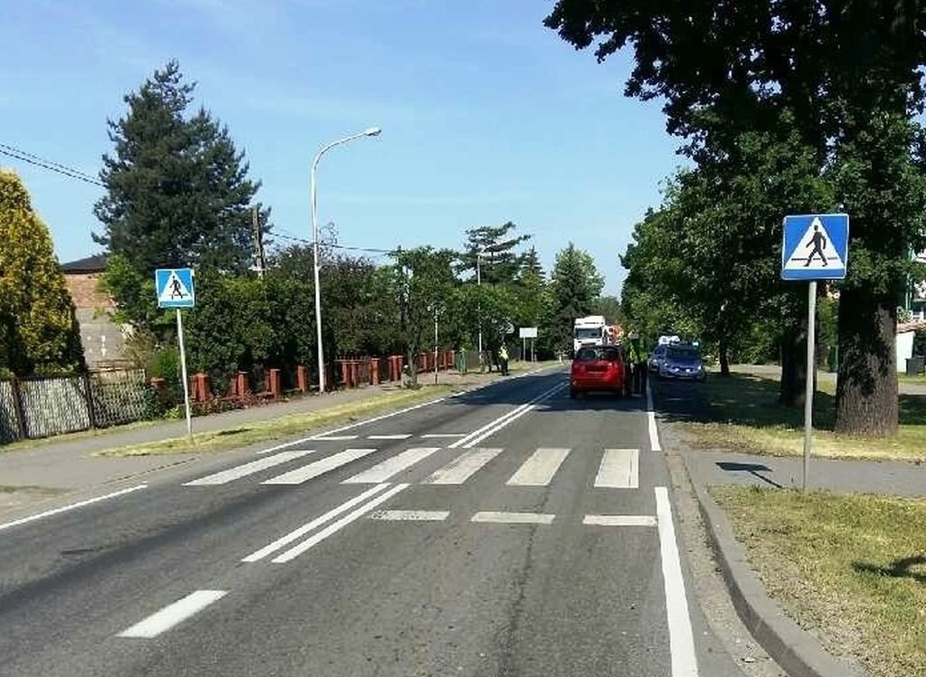 Para przechodziła przez pasy. Zostali potrąceni