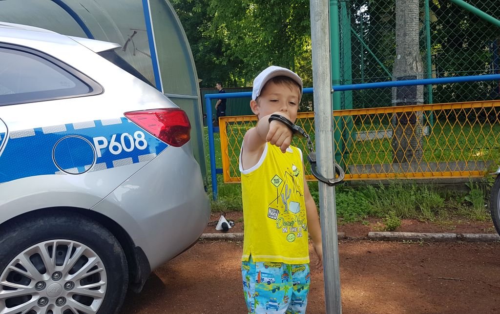 Zakuty w kajdanki. Na własne życzenie!