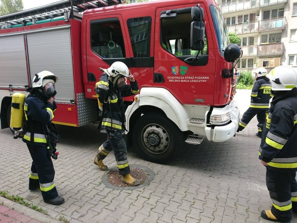 Pożar w bloku. Mieszkaniec utknął na balkonie