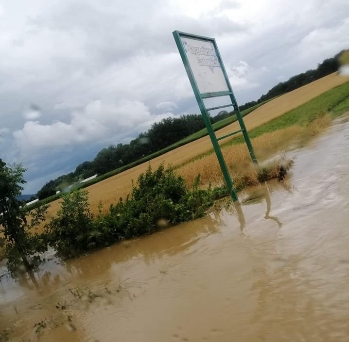 Zalane ulice i uszkodzone dachy