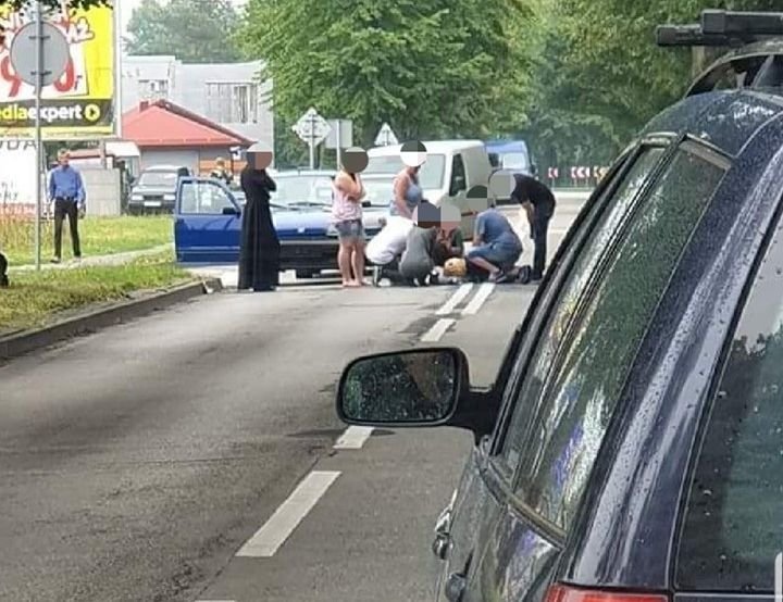 Motorowerzysta ranny. Uszkodzone dwa auta