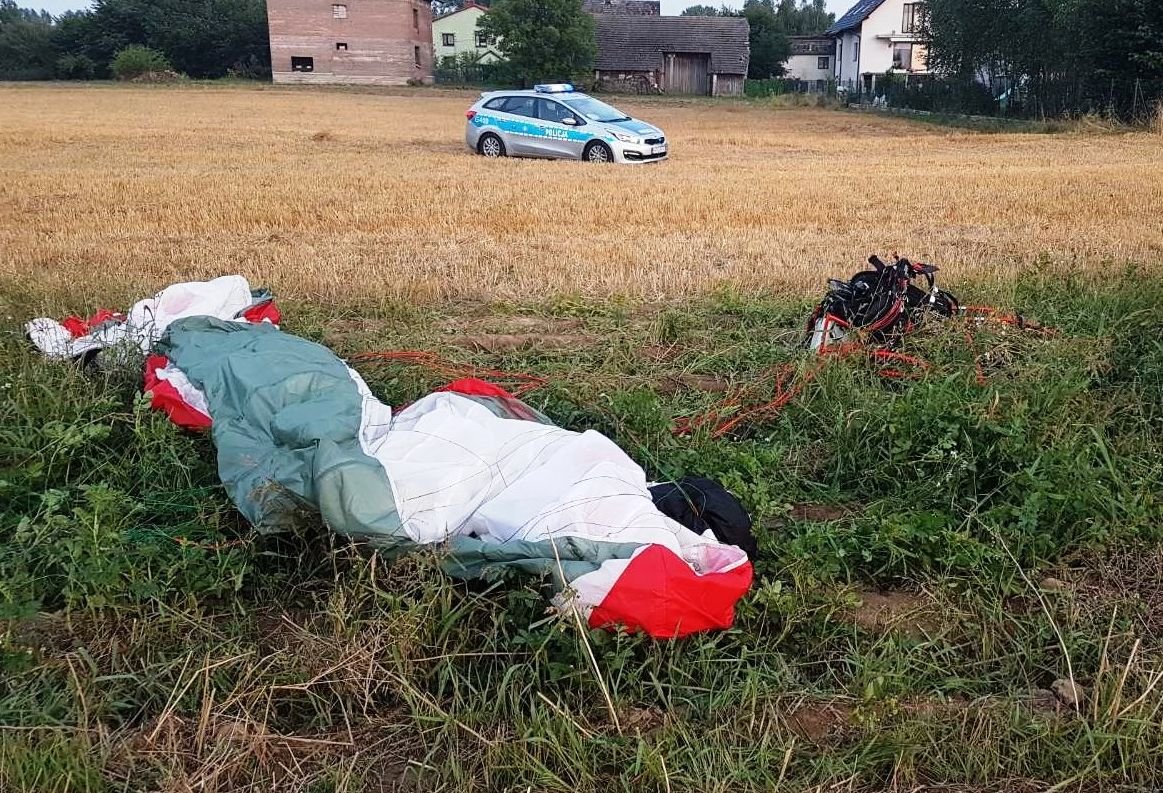 Wypadek paralotniarza. Doznał urazu kręgosłupa