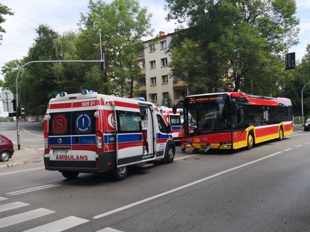 Zderzenia autobusu i osobówki [AKTUALIZACJA]