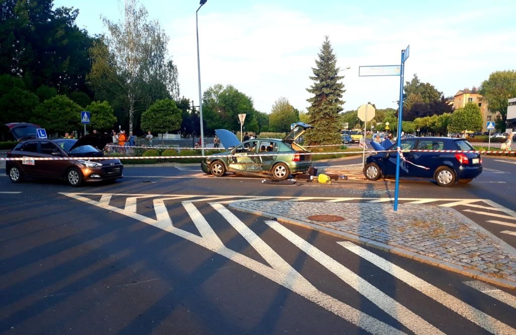 Pasażerka zakleszczona w aucie