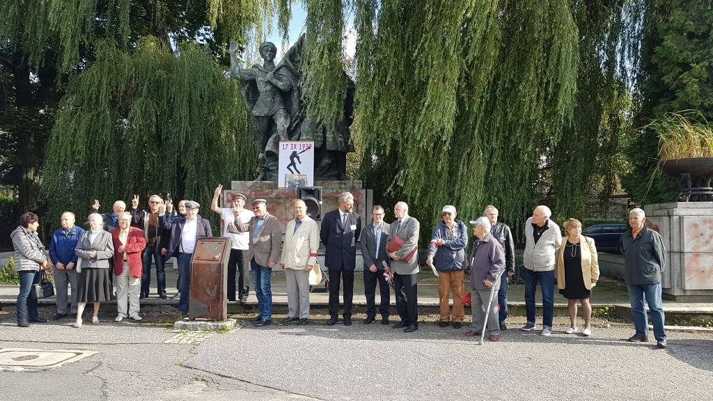 Pikieta przed pomnikiem. Żądali jego usunięcia