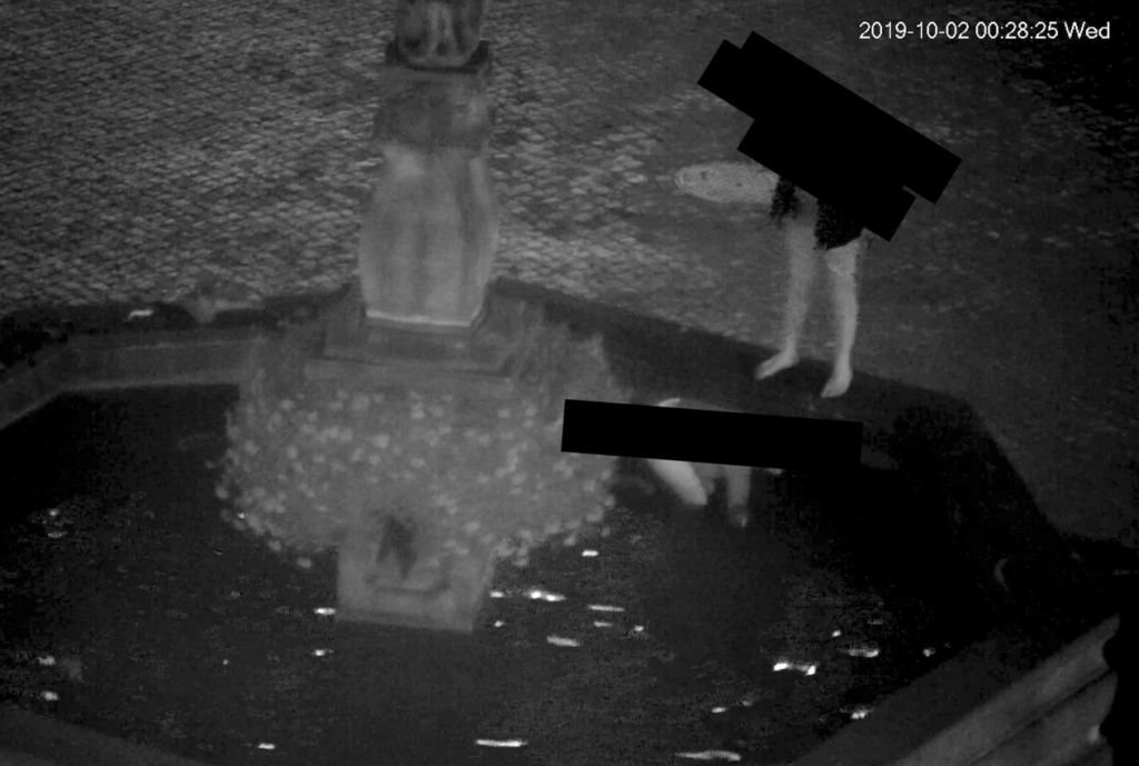 Nocna kąpiel w fontannie. Para szukała groszówek