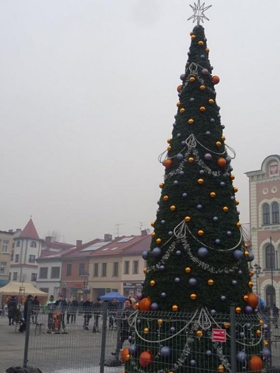 Będzie nowa choinka, a obok lodowisko!