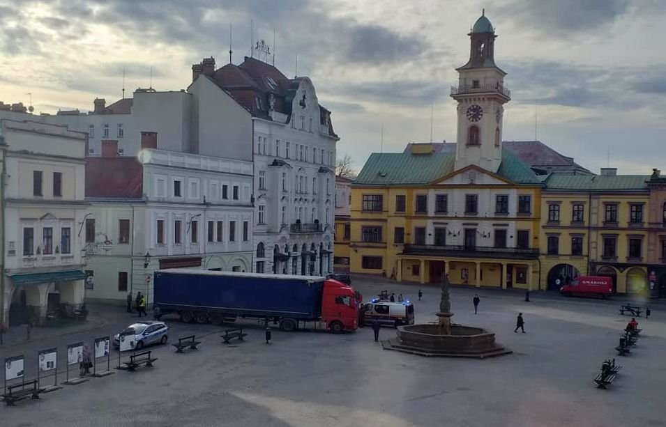 Wjechał tirem na rynek